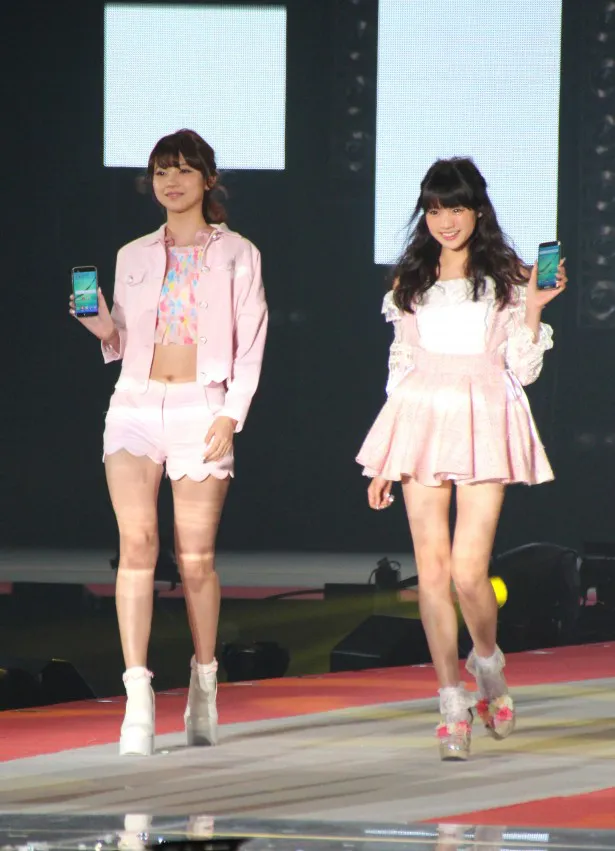 新機種のスマートフォンをアピールする尾崎美紀と志田友美(写真左から)