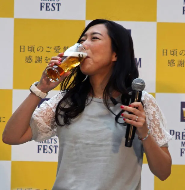 ビールが大好きだという椿は、迎え酒をゴクゴク