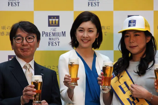 ビールを片手に笑顔を見せる、(左から)水谷社長、竹内、椿