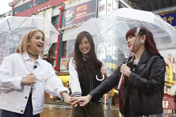 E-girlsの(左から)YURINO、藤井夏恋、MIYUU。“Happiness”としても活動する3人は第2回で横浜中華街ロケに挑戦