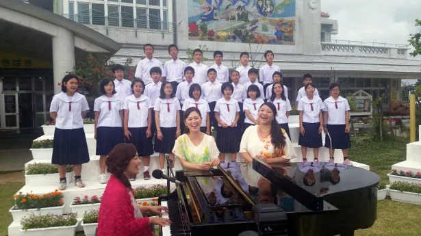 沖縄で小学生たちと合唱するさんご