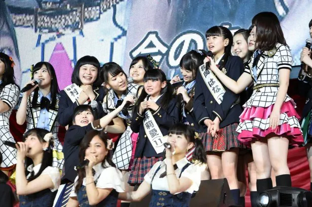 HKT48チームK4で指名を受けた身長129センチの小学6年生・今村麻莉愛は、うれしさのあまり涙を！