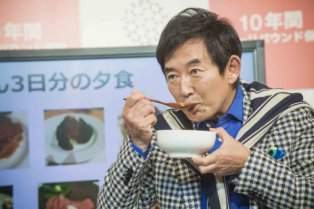 オリジナルメニューを試食した石田純一は「おいしいし、こんなに食べていいんですね」と驚く