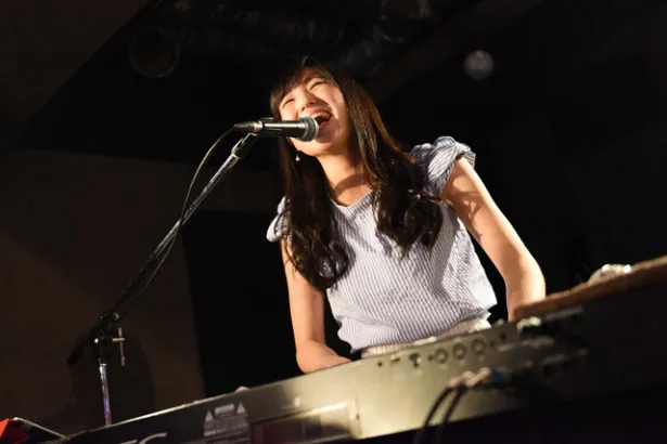 田崎は、Bitter ＆ Sweet結成前にリリースした「手紙」をピアノ弾き語りで披露