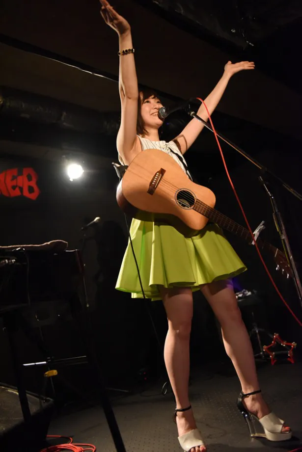 長崎公演で田崎がギターの弾き語りを初披露したのに続いて、今回は長谷川がギターの弾き語り！