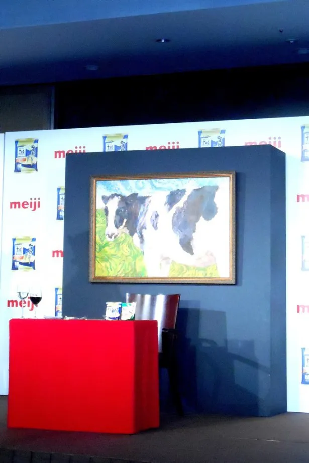 CMにも登場する牛の絵画とテーブルのセット。“贅沢な牛”の姿で登場した香取は、「うれしいです。写真いっぱい撮ってください」とガッツポーズを見せた