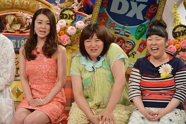 【写真を見る】スタジオでは美脚を披露する祥子は、VTRでは入浴姿も！(写真左から祥子、黒沢かずこ、村上知子)