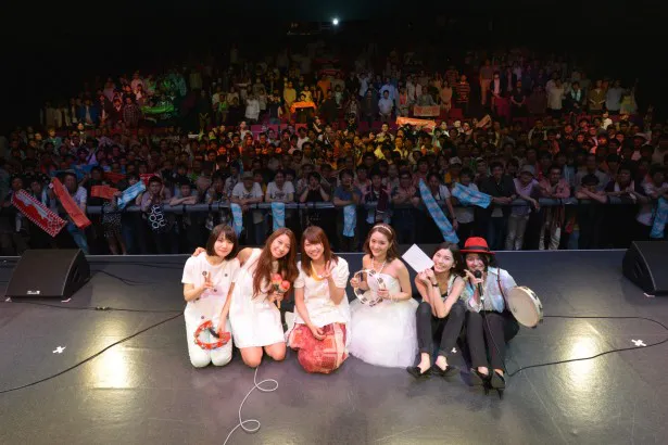 EXシアターで熱いライブを繰り広げた新山詩織、Rihwa、山崎あおい、chay、植田真梨恵、小園美樹(写真左から)