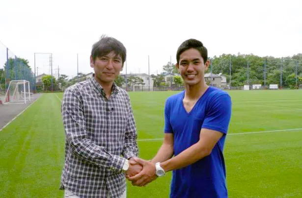 再会の握手を交わす2人。中田浩二、武藤嘉紀選手(写真左から)