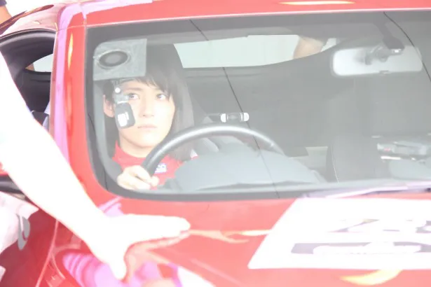 【写真を見る】赤いフェアレディZに乗り込み、真剣な表情を見せるレーサー・福田彩乃