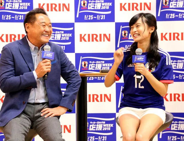 高校時代サッカー部のマネジャーをしていた小島に、松木は「いいなぁ、オレも(ビブスとか)洗ってほしかなったなぁ」と漏らす