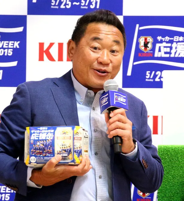 キリンビールの日本代表応援缶について松木は「缶にプリントされた写真がいい。飲んだ後にはオブジェにもなる」とPR