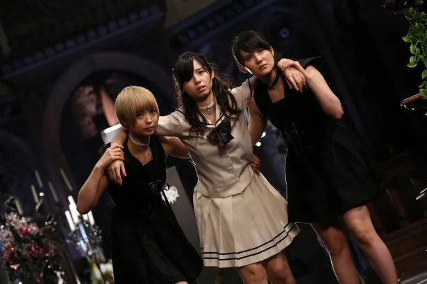 実力派女優・小池里奈(写真中央)、声優・アーチストとして高い人気を誇る戸松遥(写真左)らが登場