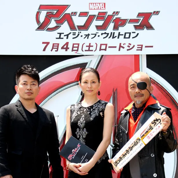 映画「アベンジャーズ/エイジ・オブ・ウルトロン」の大ヒット祈願イベントに出席した(左から)宮迫博之、米倉涼子、竹中直人