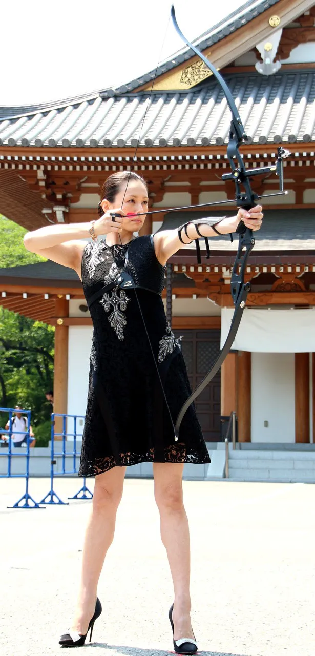 【写真を見る】ワンピース姿で矢を射る米倉涼子