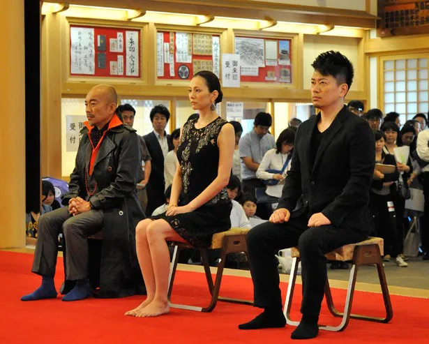 祈願式に参列した(左から)竹中直人、米倉涼子、宮迫博之
