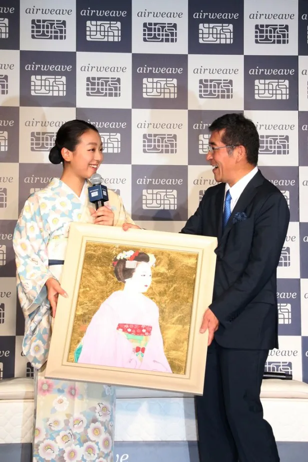 浅田真央選手はエアウィーヴの高岡本州会長から、浅田を描いた絵をプレゼントされた