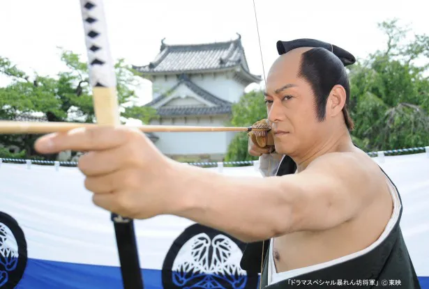 【写真を見る】これが「暴れん坊将軍」での松平のワイルド過ぎる弓さばき！