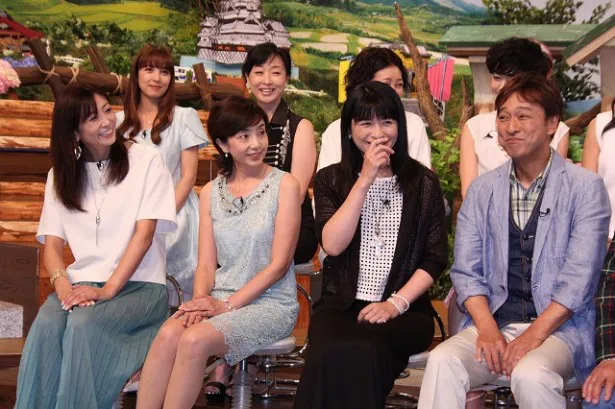 【写真を見る】談笑する(写真前列左から)中島史恵、相本久美子、伊藤かずえ、太川陽介