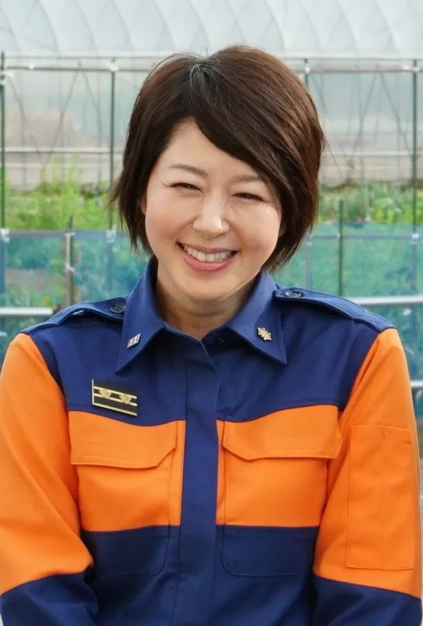 堀内敬子はおしゃべり好きの主婦で、消防団員の神戸恭子を演じる