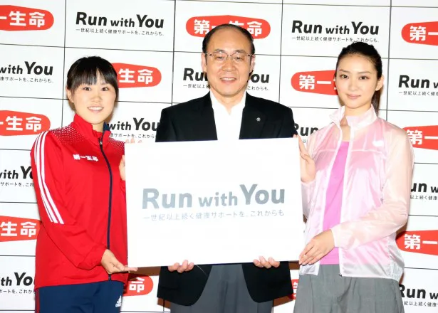 尾崎好美選手、代表取締役社長・渡邉光一郎氏、武井咲(写真左から)