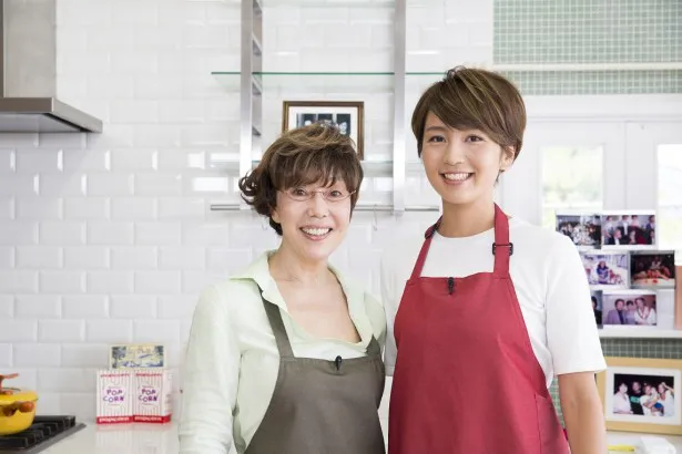 料理愛好家の平野レミ(左)食育インストラクターの和田明日香(右)