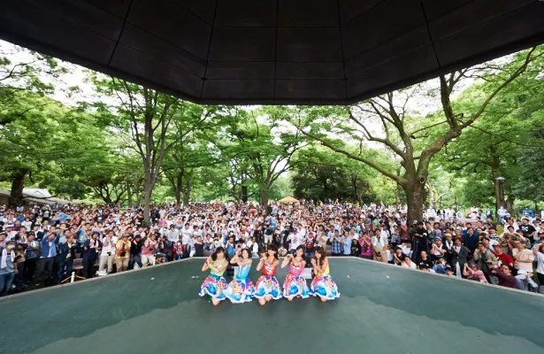 集まった約1000人の観客と「釣り上げます♪」ポーズで記念撮影するつりビット