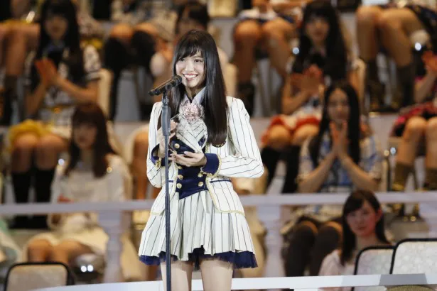 第11位のNGT48・北原里英は「みなさまのおかげで、選抜入りを果たすことができました！　しかも！まさかの、過去最高位の11位です…!!」と歓喜