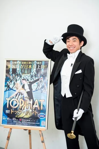 織田信成がえんび服姿で「TOP HAT」をアピール