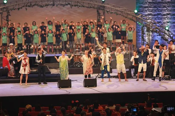 出演者全員で熱唱。沖縄の平和を願うライブイベントのフィナーレ