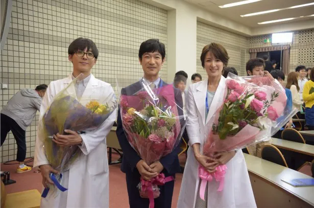 「Dr.倫太郎」でクランクアップを迎えた高橋一生、堺雅人、吉瀬美智子(写真左から)
