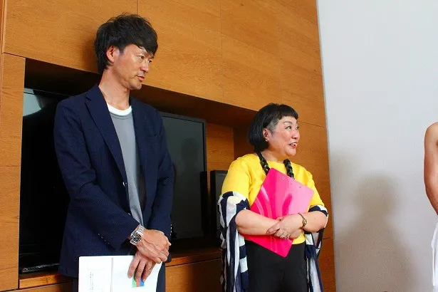 選考委員を務めた湯山玲子(右)と司会を務めたテレビ東京の小島秀公アナ