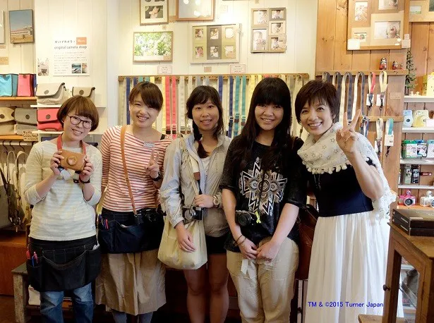 “カメラ女子”がこぞって集まる「ポパイカメラ」では、右から2、3人目の香港から来たという旅行客と出会う
