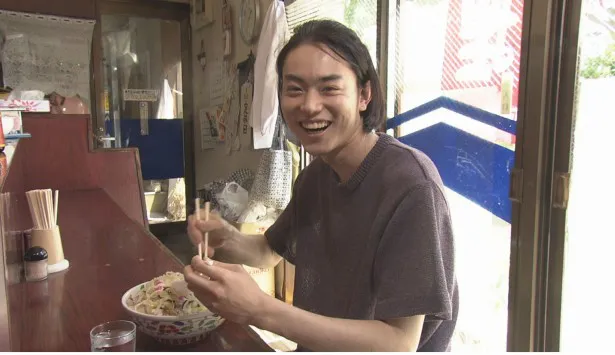 【写真を見る】菅田がちゃんぽんを食す