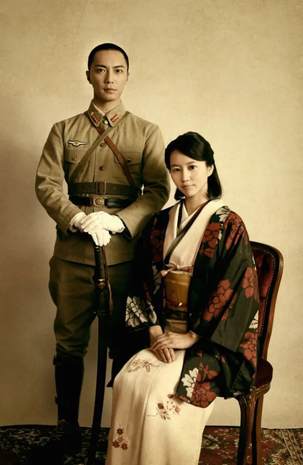 「戦後70年ドラマスペシャル　妻と飛んだ特攻兵」に出演する成宮寛貴と堀北真希(写真左から)
