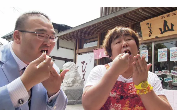 二人は食の誘惑に勝てず、所々いろんな店に立ち寄ってしまう