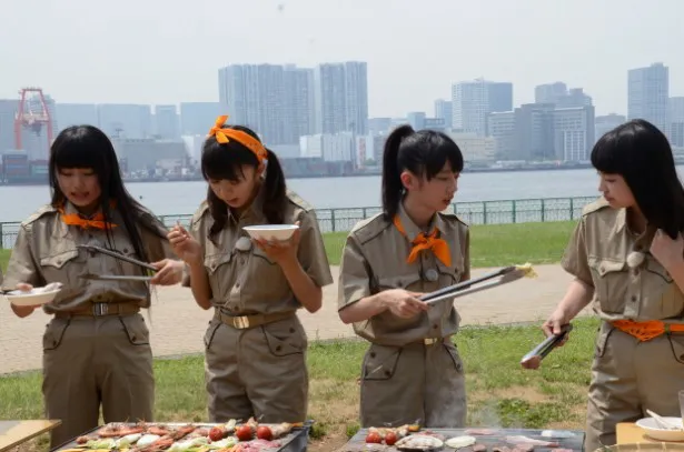 肉や魚介を焼くメンバーたち