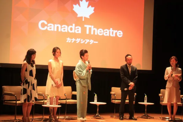 【写真を見る】作中で観光局員に扮する安田が、出演者にカナダクイズを出題する一幕も