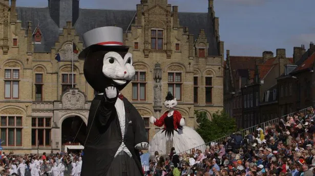 ベルギー・フランダースのネコ祭り。巨大なネコの像も登場！
