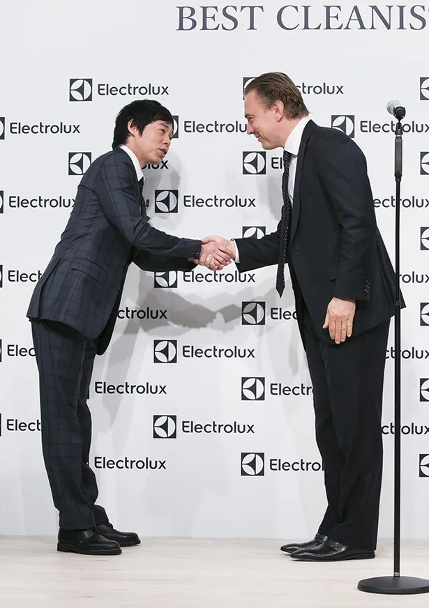 エレクトロラックス・ジャパン株式会社小物家電事業部最高責任者であるヘンリック・バーグストローム氏と握手を交わす
