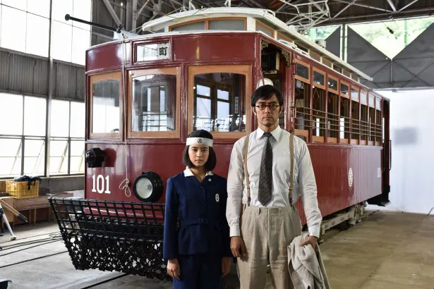 【写真を見る】役衣装の黒島結菜と阿部寛が広島の路面電車をバックに撮影