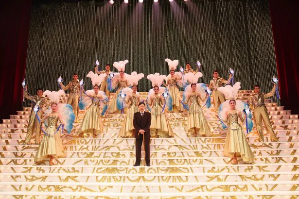 【写真を見る】実際に宝塚歌劇で使用されている大階段に立つ阿部サダヲ