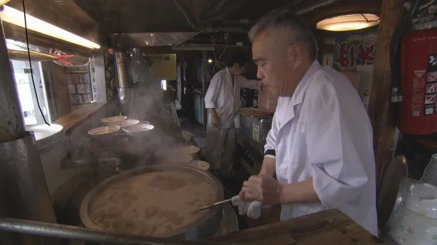【写真を見る】店の売りは創業から57年煮込み続けてきた濃厚スープ