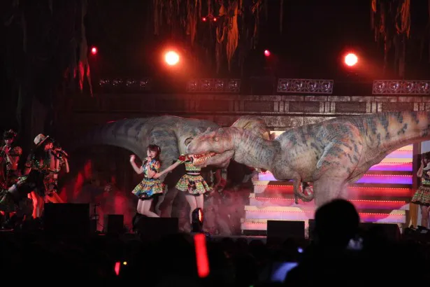 ステージ上に恐竜が登場