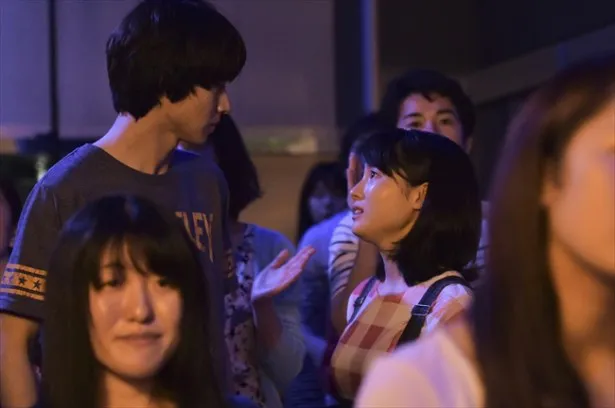 【写真を見る】山崎演じる圭太が、ライブハウスでロマンチックなキス
