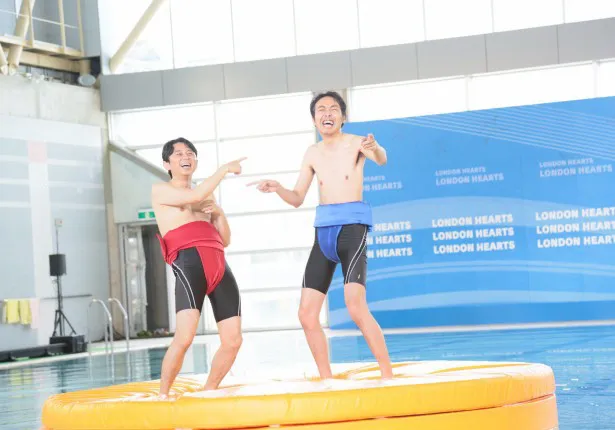 “水上相撲”で対決する有吉弘行、アンガールズ・田中卓志(写真左から)