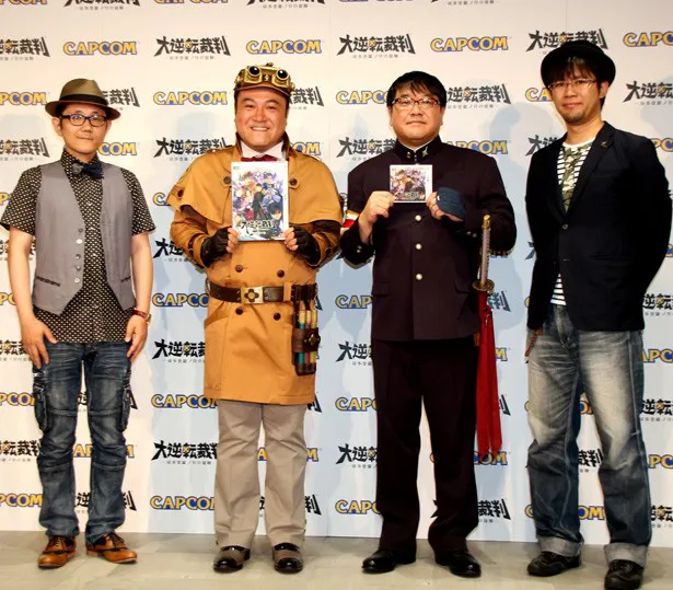 会見に出席した(左から)巧舟ディレクター、山崎、竹山、小嶋慎太郎プロデューサー