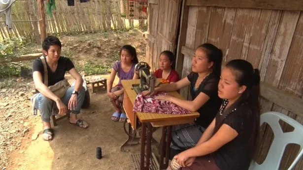 白モン族が住むロンラン村ではお世話になった家族の4姉妹と会話