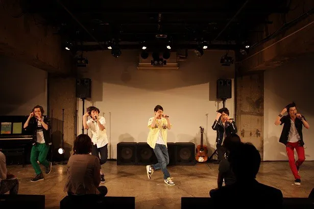 舞台「ぱんきす！3次元～ストレンジ・カインド・  オブ・ボーイ～」で熱唱する、スターダストプロモーションの若手俳優ユニット・恵比チリDANの5人