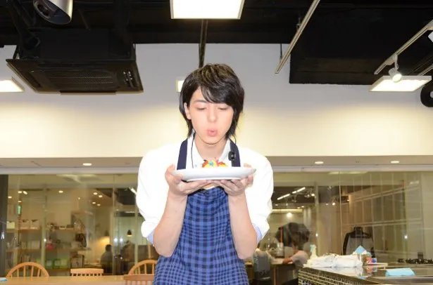 【写真を見る】イベントではサプライズで高杉の19歳の誕生日を祝って“バースデーオムライス”が登場！